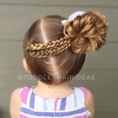 Toddler Hair Ideas (@toddlerhairideas) on Instagram: “A diagonal part line, 4 mini braids, and a high side messy bun!” Side Messy Bun, Epic Hairstyles, Mini Braids, Easy Toddler Hairstyles, Forced Haircut, Cute Hairstyles For School