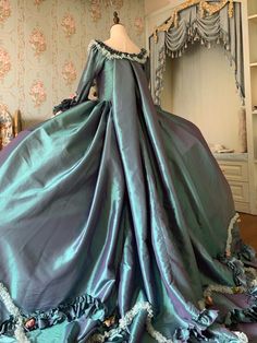 Old Fashioned Dresses 1800, 1800 Ball Gowns, Tudor Gown, Victorian Ball Gowns, Era Victoria, 1800's Dress, Historical Gowns, Victorian Gown, Satin Evening Dress