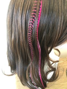 "This is a listing for a premium natural, real feather clip hair extension in various hues of pink. Clip lays flat on the hair and is very comfortable. You choose your length 6\"-10\" or 10\"-14\". You also choose the colour of the clip that best matches your roots. Great for pink lovers. A nice way to get colour and special textures in your hair without any damage. *Please allow small differences in colouring, as each feather is unique. If you have any special colour requests, convo me and I wi Early 2000s Hair, Hair Equipment, 2000s Hair, Feather Extensions, 2000s Girl, Feather Hair Extensions, Hair Tinsel, Hair Tie Bracelet, Hair Extension Clips