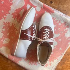 "Spalding brand 1940s saddle shoes in brown and white leather. excellent condition, no marks to the soles, just a few creases.  These are marked size 7, but fit larger and narrow. Please refer to the measurements and details listed below. Label: Spalding Size: 7 Length: 10\" Width: 3.5\" All Items sold as is, please refer to the shop policies before purchasing." Anatomy Tips, 1930s Shoes, 1950s Shoes, 1940s Shoes, Saddle Shoes, Costume Inspo, Early 60s, Fashion Costume, 50s Fashion