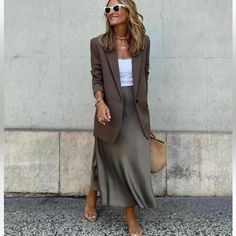 High Elastic Waist S Dark Gray Blazer With Skirt Outfits, Taupe Outfit, Business Casual Skirt, Satin Skirt Outfit, Rok Outfit, Taupe Fashion, Mom Fashion, Classy Work Outfits, Casual Work Outfits