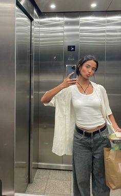 Outfit Ideas Tropical, Elevator Mirror Selfie, Fall Street Fashion, Tropical Pool Party, Fall Street Wear, Clothes Street Style, Winter Outfits Street Style, La Street Style, Neat Casual Outfits