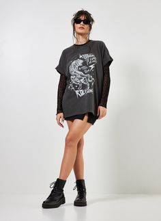 Skirt T Shirt Outfit, Look Show Rock, Look Lollapalooza, Primavera Sound, Fashion Culture, Festival Looks, Tshirt Outfits, Casual Black, Shirt Outfit