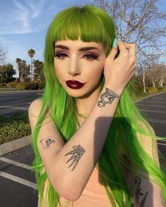 Braided Hairstyles Buns, Green Hair With Bangs, Green Hair Outfit, Braid Hairstyles Step By Step, Wavy Hair Beach, Haircuts Ponytail, Hairstyles Buns, Red Hair With Bangs