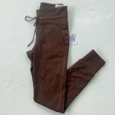 Size S. 87% Polyester 13% Spandex. Fleece Lined. Pockets. Functional Drawstring. Approximate Flat Measurements: Inseam - 28 Inches Waist - 13 Inches Rise - 10 Inches Sporty Brown Sweatpants For Winter, Casual Winter Yoga Pants, Brown Winter Sweatpants For Loungewear, Winter Loungewear Bottoms In Midweight Fabric, Winter Loungewear Midweight Bottoms, Sporty Leggings For Winter Loungewear, Brown Athleisure Pants For Fall, Sporty Leggings For Loungewear In Winter, Athleisure Brown Pants For Fall