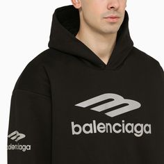 Sweat à capuche surdimensionné par Balenciaga en coton noir, avec une imprimé sportif 3b réfléchissant sur l'avant, le dos et les manches, le capot, les manches à manches et l'ourlet droit.Le modèle porte la taille 3 Mesures du modèle: hauteur: 185 cm coffre: 100 cm taille: 83 cm hanches: 92 cmFabric I: 100% coton / doublure: 100% polyester Black Balenciaga, Balenciaga Mens, Sports Prints, Sports Hoodies, Leather Cap, Oversized Hoodie, Cotton Hoodie, Ski Wear, Oversize Hoodie