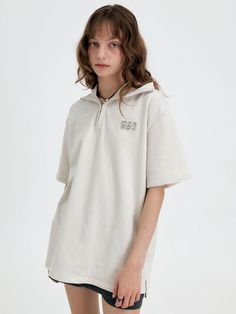 This is a minimal and casual top by marron edition that is made out of high quality and sturdy fabric. With design detail that gives a young and comfortable mood, you can style it with various items for a clean daily outfit. - Boxy silhouette and casual length- Light washed cotton fabric- Brand logo embroidery detail Relaxed Cream Crew Neck Top, Casual Beige Tops For Loungewear, Minimalist Oversized Everyday Tops, Casual Neutral Tops For Loungewear, Cream Relaxed Fit Everyday Tops, Sporty Beige Tops For Summer, Casual Cream Everyday Top, Casual Cream Tops For Everyday, Modern Relaxed Fit Tops For Loungewear