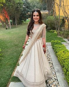 Lehenga Draping Styles, Lehenga Dupatta Draping Style, Dupatta Draping Styles, Dupatta Draping, Sari Lehenga, Dupatta Style, Pengantin India, Lehenga Saree Design, White Lehenga