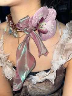 Mode Crochet, Jewelry Choker, Jewelry Inspo, Pretty Jewellery, Cute Jewelry, A Flower, Fashion Inspo Outfits, Feathers, Lilac