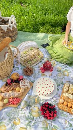 cottage core picnic aesthetic Picnic Date Food, Sommer Mad, Picnic Inspiration, Date Recipes, Picnic Birthday, Picnic Date, Perfect Picnic, Think Food, Picnic Food