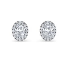 Estos aretes clásicos cuentan con brillantes piedras ovaladas en el centro y un deslumbrante halo de diamantes redondos que envuelve la gema central en un aura de luz. Oval Diamond Earrings, Oval Diamond Earring, Timeless Earrings, Diamond Solitaire Earrings, Halo Stud Earrings, Oval Earrings, Halo Earrings Studs, Solid Gold Earrings, Oval Earring