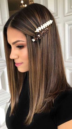 Thinking about switching things up this year? It just might be the perfect time to try out a new shade for your hair. New... Brown Hair Trends, Dark Fall, Best Hair Color, Fall Hair Color For Brunettes