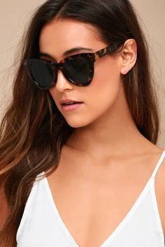 ✨ Discover the trendiest sunglasses that perfectly match your vibe! Whether you’re hitting the beach or strolling in the city, these shades will elevate your look. #CoolSunglasses #SummerStyle #FashionAccessories Tortoise Sunglasses Women, Wire Frame Sunglasses, Sunglasses Oversized, Post Grad, Tortoise Sunglasses, Eye Wear