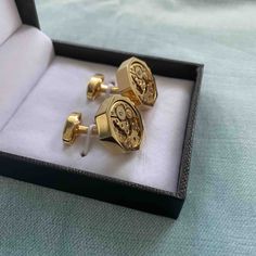 These cufflinks showcase gears and mechanical part typical of a watch's internal mechanism,giving them a unique and sophisticated look. The combination of shiny gold-toned metal, and the intricate detils of watch parts,likely makes these cufflinks a stylish accessoty for formal wear. Yellow Gold Watch Accessories With Subdials As Gift, Formal Gold Jewelry With Subdials, Timeless Gold Cufflinks As Gift, Timeless Watch Accessories With Polished Finish As Gift, Gold Steampunk Style Watch As Gift, Steampunk Gold Watch As Gift, Gold Steampunk Watch As Gift, Gold Steampunk Watch For Gift, Silver Steampunk Watch For Formal Occasions