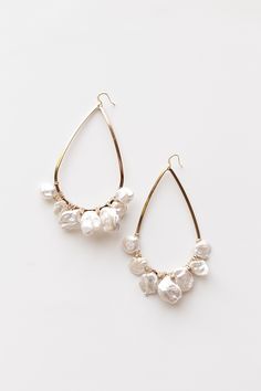 Pearl Jewelry Design, Pearl Jewels, Pearl Accessories, Beaded Hoop Earrings, St Paul, Bijoux Diy, Jewelry Inspo, Bridal Earrings, Cute Jewelry