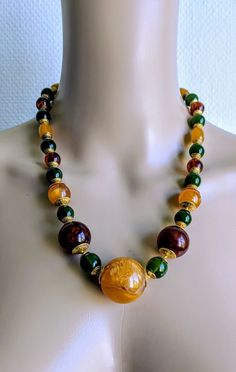 90s CARLO ZINI Sublime necklace in glass and resin beads in green, bronze and amber autumn colors separated by gold metal discs The necklace closes at the back with a magnificent golden medallion Signed on the back of the medallion Length      50 cm 19 3/3" Large pearl diameter  3.5 cm 1 1/3" Medium pearl   2.5 cm 1" Weight   97 Grs In excellent vintage condition Luxury Antique Beaded Necklaces With Round Beads, Vintage Amber Jewelry With Colorful Beads, Vintage Amber Round Bead Jewelry, Retro Beaded Necklaces For Gifts, Retro Beaded Necklaces As Gift, Vintage Gold Beaded Necklaces With Colorful Beads, Retro Gold Beaded Necklace For Gift, Retro Gold Necklaces With Round Beads, Retro Gold Beaded Necklaces For Gifts