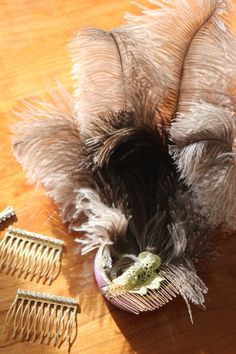 Feathered head piece with Ostrich feathers adorning! Glorious! I use fabulous feathers- pictures don't show how wonderful they are. plumes on combs with extra combs & hairpin included Head Peice, Gatsby Wedding Dress, Flapper Wedding, Flapper Headpiece, 1920s Wedding, Head Piece, Ostrich Feathers, Tres Chic, Alternative Wedding