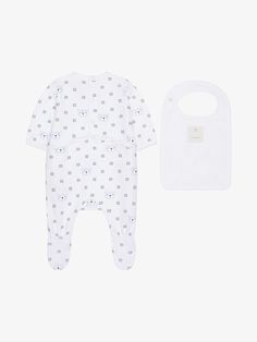 Gift set including one pyjamas, one bib and one case in cotton. 4G plumetis and teddy bear pattern. Pyjamas with GIVENCHY signature on the chest pocket and snap closure at the back and crotch. Matching bib. Matching zipped case with GIVENCHY signature and pockets inside. Sold in a GIVENCHY gift box. . Cotton Gift, Givenchy Man, Teddy Bear Pattern, Cotton Gifts, Welcome Bags, Bear Pattern, Kids Pajamas, Product Label, Chest Pocket