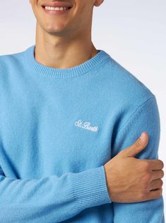 Man crewneck light blue sweaterSt. Barth embroideryRibbed collar bottom and cuffsRegular fitTrue to sizeSt. Barth logo on the sleeveComposition: 100% Wool Classic Crew Neck Sweater With Embroidered Logo, Classic Blue Sweater With Ribbed Cuffs, Classic Blue Crew Neck Sweater, Classic Blue Crew Sweater, Classic Light Blue Winter Sweater, Classic Long Sleeve Light Blue Sweater, Classic Light Blue Long Sleeve Sweater, Men Crewneck, Chloe Purses