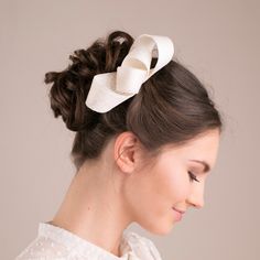 Small and compact, this ivory fascinator has enough glamour to elevate your style. The minimalist bow fascinator for a bride or wedding guest.  Modern bridal fascinator is made of millinery sinamay, it is feather light. Place it into an elegant updo or romantic half loose hair, it easy to do by yourself, the headpiece is on alligator clip. Color:  ivory Also available in various colours. Please, see the pictures of sinamays available and select your colour in the colour options bar. Would you li Elegant Bridal Accessories With Satin Bow, Elegant Ribbon Headband For Wedding, Elegant Formal Fascinator With Satin Bow, Elegant Ribbon Headband, White Wedding Headband With Decorative Bow, Elegant Wedding Hair Accessories With Ribbon, Elegant Cream Headpiece For Gift, Chic Wedding Hair Accessories, Chic White Wedding Bow