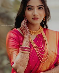 Maharashtrian Bride Makeup Look, Hairstyle On Maharashtrian Saree, Marathi Wedding Jewellery, Engagement Saree Look Maharashtrian, Maharashtrian Engagement Saree Look, Marathi Engagement Look Couple, Maharashtrian Bride Look Saree, Maharashtrian Engagement Bride, Maharashtrian Wedding Saree