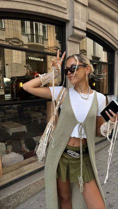 Creative Summer Outfits, Rainy Festival Outfit, Sofia Coelho, Underground Streetwear, Influencer Aesthetic, Walking Down The Street, Downtown Outfits, Nashville Outfits