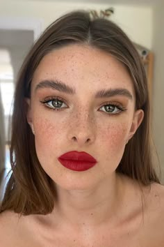 statement lip 70s makeup 70s Makeup Look, Red Lipstick Makeup Looks, Gorgeous Bridal Makeup, Ideas Maquillaje, Thick Eyelashes, 70s Makeup, Jerry Hall, Red Lipstick Makeup