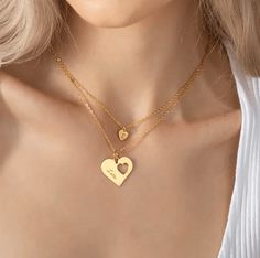 Cherished Bonds - Mother-Daughter Heart Necklace Set Unite Hearts with Elegant Style Heartfelt Connection - Discover the essence of maternal love with our Mother-Daughter Heart Necklace Set. This exquisite collection features two heart-shaped necklaces, meticulously crafted to symbolize the unbreakable bond between a mother and her daughter. It's not just jewelry; it's a tribute to love, making it an ideal accessory for mother-daughter moments. Sophisticated Elegance - Each heart pendant boasts Engraved Necklace Mothers, Mother And Her Daughter, Outfit Elegant, Lucky Charm Necklace, Wedding Gifts For Groomsmen, Mother Daughter Necklace, Mothers Bracelet, Mother Daughter Gifts, Jewelry Displays