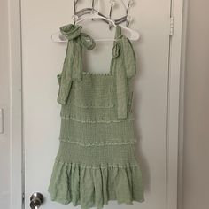 Lizard Thicket Boutique Green Dress Nwt * Color: Green * Super Cute Spring Dress * Size: M Green Casual Mini Dress With Tie Straps, Casual Green Mini Dress With Tie Straps, Mini Dresses With Pockets For Brunch, Brunch Mini Dress With Pockets, Green Mini Dress With Pockets For Spring, Casual Green Sundress With Ruffles, Chic Dresses With Pockets For Brunch, Fitted Sundress With Pockets For Day Out, Spring Fitted Sundress With Pockets