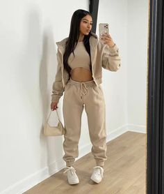 Outfit Sweatpants, Sporty Hoodie, Velvet Sweatshirt, Legging Sport, Polyester Pants, Sports Hoodies, Casual Suit, Tracksuit Women, Casual Sets