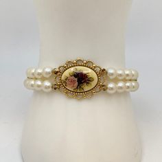 Very pretty Victorian inspired bracelet in very good condition. This appears to be from the 1928 Jewelry brand but does not have any markings. Nevertheless, it perfectly matches with the 1928 Jewelry pearly designs.  It is 7.5 inches long and 20mm at its widest point in the enter.  View our other bracelets: https://www.etsy.com/shop/PalomaAndBianca?ref=seller-platform-mcnav&section_id=28724872 Our items are vintage and/or preowned. Therefore, there may be some patina or imperfections expected with age. Please ask any questions you have before purchase. Thanks for looking !!  😊 Classic Adjustable Charm Bracelet For Formal Occasions, Vintage Adjustable Gold Bangle Bracelet, Vintage Jewelry With Jubilee Bracelet For Formal Occasions, Vintage Round Pearl Bracelet For Formal Occasions, Adjustable Vintage Jubilee Charm Bracelet, Vintage Adjustable Charm Bracelet For Formal Occasions, Vintage Round Pearl Bracelet For Anniversary, Vintage White Pearl Bracelet For Anniversary, Vintage Adjustable Charm Bracelet Collectible