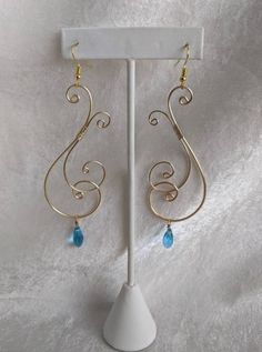 These elegant earrings feature delicate, interconnecting swirls and drop crystals. Perfect for special occasions or to add a bit of magic to your everyday! Swirly Wire Earrings, Wire Wrapped Dangle Earrings, Diy Wire Jewelry For Beginners, Wire Jewelry Earrings, Twist Jewelry, Diy Wire Earrings, Wire Wrapped Jewelry Diy, Wire Jewelry Designs, Glass Butterfly