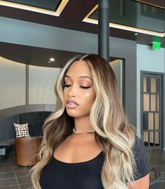 Ombre Hair Dark To Blonde, Highlights Latina, Latina Hair Color Ideas Olive Skin, Honey Blonde Highlights On Dark Hair, Brown Skin Blonde Hair, Texas Birthday, Dark Brown Hair With Blonde Highlights, Tan Skin Blonde Hair, Blonde Natural Hair