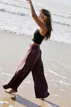 Item Description: Free People Fp Movement Borderline Wide Leg Pants New Without Tags Retails $148 Size: Small Sizing: S= 4-6 Color: Wine Perfect for pre and post-workout, these so comfy pants are featured in a soft,  wide-leg design with an exposed zipper at the waistband. High-rise waist Relaxed fit Washed dye Material: 42% Viscose, 58% Cotton; Contrast 100% Cotton Measurements laying flat, unstretched: Waist - 26 inches (has stretch) Inseam - 29 inches Rise - 13 inches Leg opening - 42 inches Summer Outfits Athletic, Alt Summer Outfits, Vintage Summer Outfits, Free People Activewear, Modest Summer Outfits, Free People Clothing, Comfy Pants, Free People Movement, Summer Outfits Men