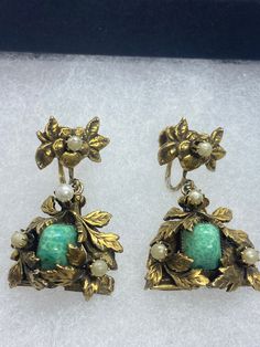 Antique vintage bronze gold earrings.  Chunky set with turquoise and pearl  Over an inch  Screw on dangle earrings Screw backs can be changed to pierced on request. Our jeweler charges $20  All jewelry is shipped free in the US in a nice gift box.   Check out our over a THOUSAND great reviews  PLEASE NOTE If we have multiples of the same vintage item, it is because we often purchase factory remnants or odd lots. Likewise, if you have a product to sell, please reach out! All the best, Nemesis tea Victorian Style Metal Clip-on Jewelry, Vintage Brass Jewelry With Turquoise, Turquoise Vintage Jewelry With Vintage Charm, Vintage Turquoise Brass Jewelry, Antique Drop Earrings With Antique Finish, Antique Style Drop Earrings With Antique Finish, Vintage Bronze Brass Earrings, Antique Brass Clip-on Jewelry, Bronze Brass Earrings For Vintage Collection