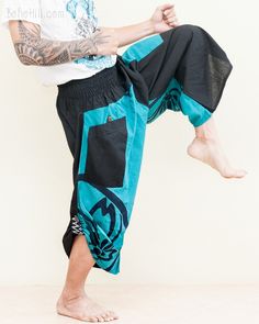 Girls Capri Pants, Japanese Pants, Womens Capri Pants, Ethnic Outfits, Samurai Warrior, Pants Design, Pull Up, Ethnic Fashion