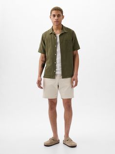 Smooth cotton-blend twill shorts.  Button closure, zip fly.  Front slant pockets, back button-welt pockets.  This short is made with 98% regenerative cotton, which is grown using holistic agricultural practices that improve soil health, climate resilience, water retention, and local biodiversity.  * Fit: Relaxed.  An easy silhouette throughout.  Mid rise.  Models are 6′1″–6′2″ 185 cm–188 cm) with a 31″ 79 cm) waist & 32–33″ 81 cm–84 cm) inseam & are wearing Gap Men’s Classic Style Summer, Men Short Outfits, 2025 Summer Fashion, Casual Men Outfits Summer, Beach Clothes Men, Khaki Shorts Outfit Mens, Soft Boy Outfits Summer, Men Outfits Summer