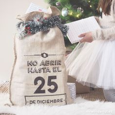 Saco wonder de yute - No abrir hasta el 25 de diciembre. Un saco bien bonito para completar la decoración navideña de tu casa, ideal para llenar hasta arriba de regalos que no se podrán abrir hasta el día 25. #mrwonderfulshop #christmas #presents #december #coat Christmas Sack, Navidad Christmas, No Se, Christmas Ideas, Christmas Stockings, Burlap Bag, Reusable Tote, Burlap