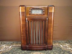 an old fashioned radio sitting on top of a rug