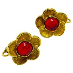 DETAILS • signed MMA • gold tone with glass stones • vintage designer runway earrings MEASUREMENTS • CONDITION • excellent vintage condition with minimal signs of wear ❤️❤️ VINTAGE DESIGNER JEWELRY ❤️❤️ ❤️❤️ ALEXANDER'S BOUTIQUE ❤️❤️ Runway Earrings, Designer Runway, Vintage Designer Jewelry, Vintage Designer, Red Glass, Designer Jewelry, Red Gold, Clip On, Clip On Earrings