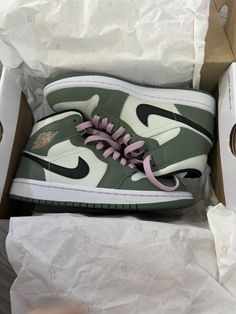 Used sneakers but they look like new it was really taken care off still in the original box Comfortable Shoes For Work, Обувь Air Jordan, Shoes For Work, Sneakers Comfortable, Dr Shoes, Jordan Shoes Girls, All Nike Shoes, Cute Nike Shoes, Green Sneakers