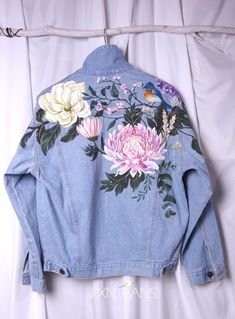 Denim Jacket Print Design, Denim Jacket Hand Painted, Painting On Denim Jacket, Hand Painted Jean Jacket, Denim Painting, Artisanats Denim, Jean Diy, Jeans Oversize, Stella Jeans