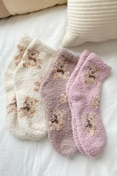 Fuzzy socks with teddy bears. Comes in beige, brown, and pink. Chrismas Wishes, Cream Socks, Bear Socks, Fluffy Socks, Gift Card Boxes, Brown And Pink, Christmas Baskets, Fuzzy Socks, Winter Socks