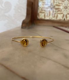 Gold-plated double jewel bracelet measuring 6 cm. The topaz coloured jewel measures 1.1 cm each. Comes in a black velvet cushioned box. Jewel Bracelet, Gemstone Hoop Earrings, Topaz Color, Huggie Hoop Earrings, Velvet Cushions, Jewelry Plate, Shower Bath, Jewelry Care, Black Velvet