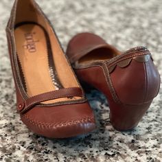 New In Box Brown Leather Upper Man Made Balance Size 9 2 3/4” Heel Cushioned Insole Brown Leather Casual Court Shoes, Casual Leather Heels With Heel Tab, Closed Toe Block Heels, Rose Gold Heels, Clear Block Heels, Jessica Simpson Heels, Women Heels, Brown Leather Heels, Square Toe Heels