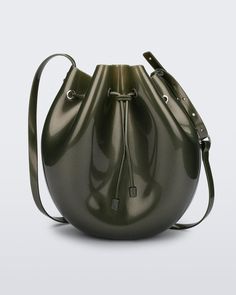 Front view of a metallic green Sac drawstring bag. Bucket Purse, Melissa Shoes, Fashion Wishlist, Trending Handbag, Beach Ready, The Trend, Happy Friday, New Style, Beach Bag