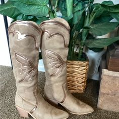 Suede Knee Boots. Light Brown With Gold Detailing. Suede Knee Boots, Funky Shoes, Gold Design, Brown Suede, Fashion Details, Shoes Heels Boots, Knee Boots, Light Brown, Shoes Women Heels