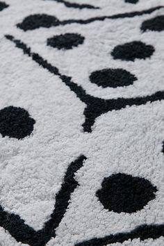 a black and white rug with circles on it