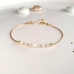 Minimalist, wearable, and delicate 14k gold filled bracelet of two strands for everyday wearing. Length: from 5,5" (14 cm) to 8" (20 cm) with 1" (2.5 cm) 14k gold-filled extensor chain. Width: 3 and 4 mm 14k gold-filled beads and moonstone beads. Chain width: 0,66 mm. Handmade in Spain. Crystal Bra, Bracelet Miyuki, Layered Bracelet, Miyuki Bracelet, Wrist Wear, Moonstone Beads, Stackable Bracelets, Healing Jewelry, Layered Bracelets