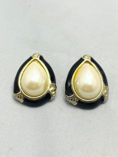 Vintage Black Enamel Pearl Gold Earrings. Pierced earrings with faux pearls and black enamel. Gold tone vintage earrings.  JH33. Vintage Enamel Earrings For Evening, Vintage Style Enamel Earrings For Evening, Vintage Style Enamel Earrings For Evening Wear, Vintage Enamel Clip-on Earrings For Evening, Classic Enamel Earrings For Formal Occasions, Classic Formal Enamel Earrings, Black Pearl Earrings For Formal Occasions, Elegant Enamel Clip-on Earrings For Evening, Black Vintage Clip-on Earrings